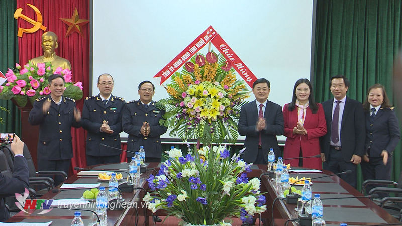 Các đồng chí lãnh đạo tỉnh tặng quà cho Cục Hải quan Nghệ An.