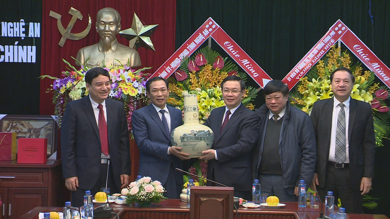 Phó Thủ tướng Vương Đình Huệ tặng quà cho Sở Tài chính nhân dịp năm mới 2019.