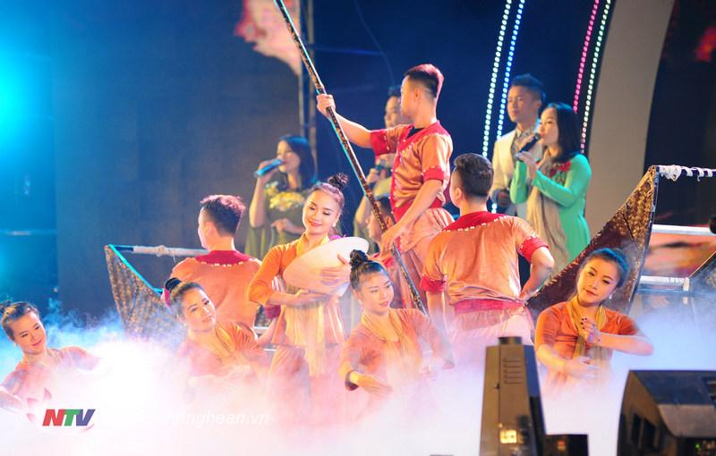 Ca sỹ Dương Hoàng Yến, các nghệ sỹ Đoàn ca múa nhạc Dân tộc Nghệ An, Vũ đoàn LADY QUEEN và RAY FILE đã mang đến một tiết mục mở đầu vô cùng ấn tượng, ngập tràn sắc xuân.