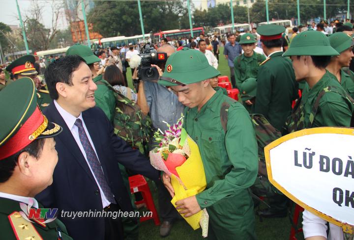 Bí thư Tỉnh ủy Nghệ An tặng hoa, động viên tân binh trước lúc lên đường nhập ngũ. 