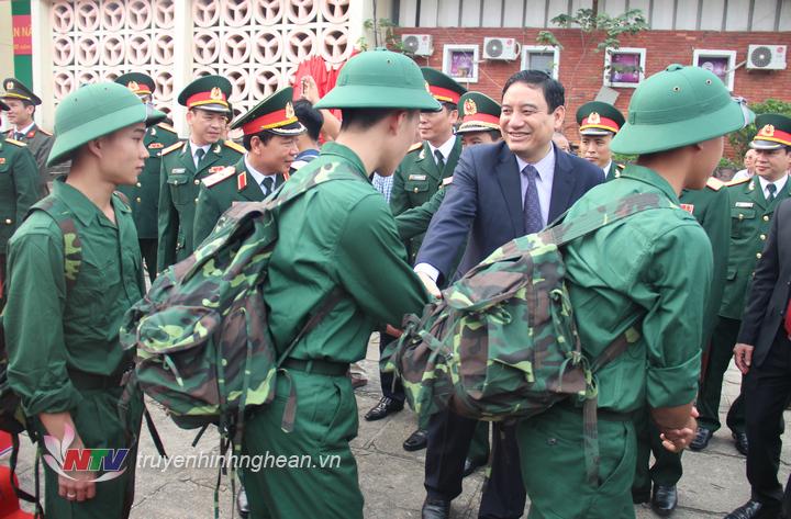 Bí thư Tỉnh ủy Nguyễn Đắc Vinh động viên các tân binh lên đường nhập ngũ.