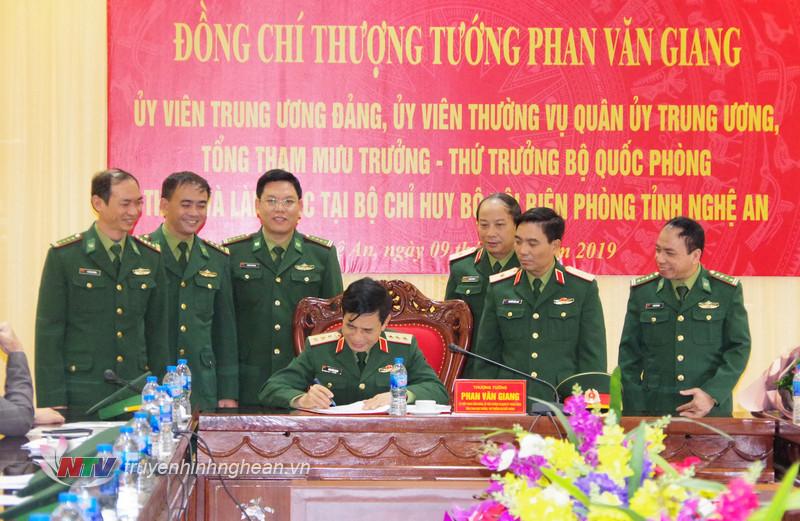 Thượng tướng Phan Văn Giang đã ghi cảm tưởng vào sổ vàng truyền thống BĐBP Nghệ An