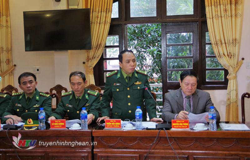 Đại tá Trần Hải Bình báo cáo hoạt động của đơn vị với đoàn công tác.