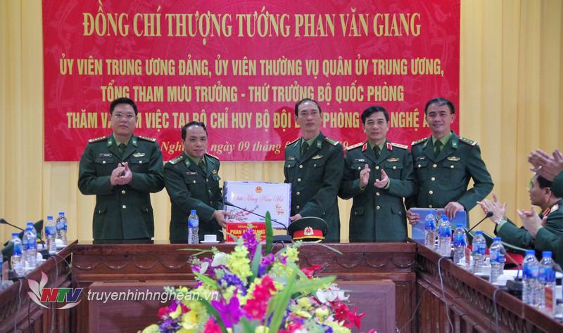 Thượng tướng Phan Văn Giangtặng quà, chúc Tết nguyên đán Kỷ Hợi cán bộ chiến sỹ BĐBP Nghệ An.