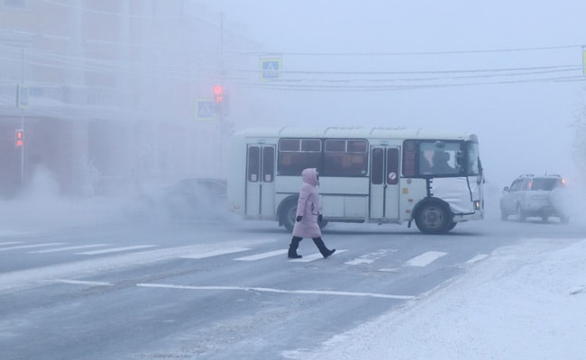 Một người đi bộ băng qua đường trong một ngày băng giá ở TP Yakutsk. Ảnh: Reuters