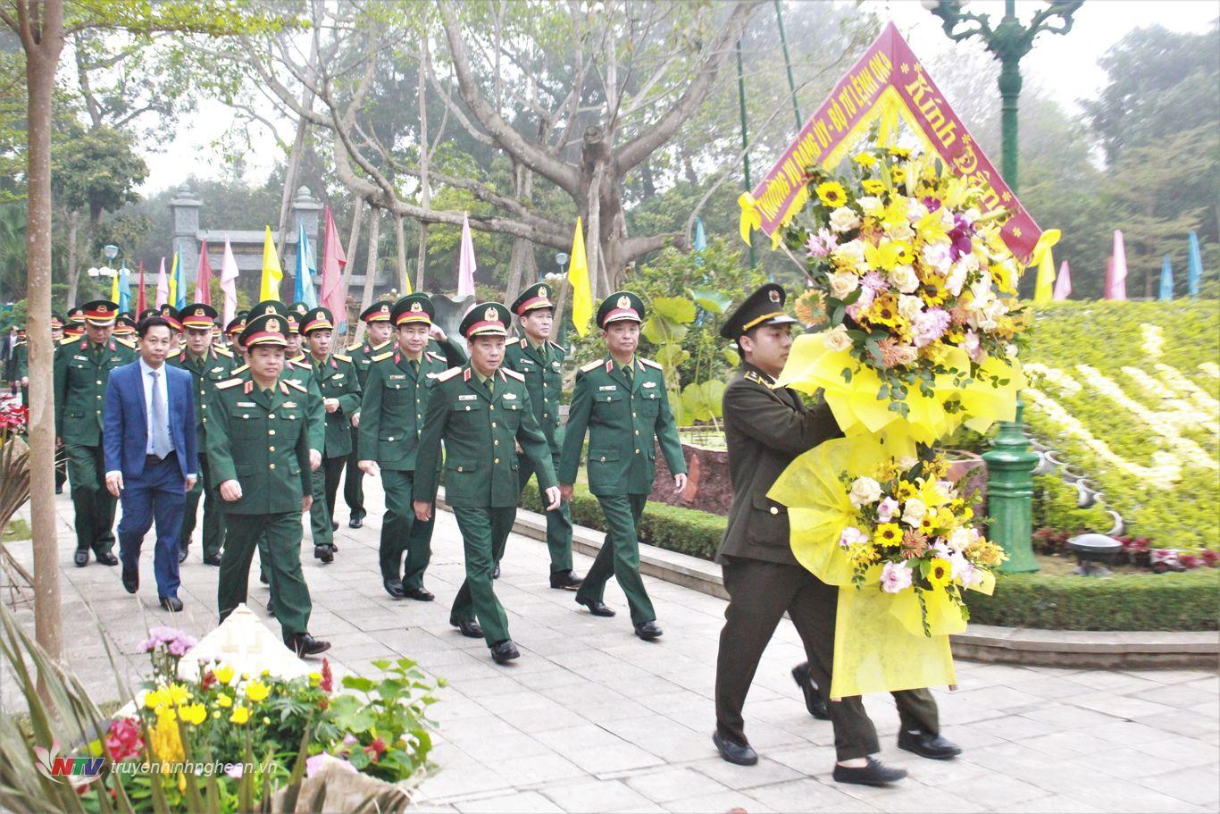 Bộ Tư lệnh Quân khu 4 dâng hương Khu Di tích Kim Liên và Nghĩa trang Liệt sĩ thành phố