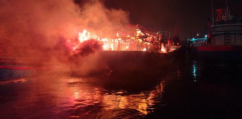 Hai tàu cá bốc cháy trong đêm.