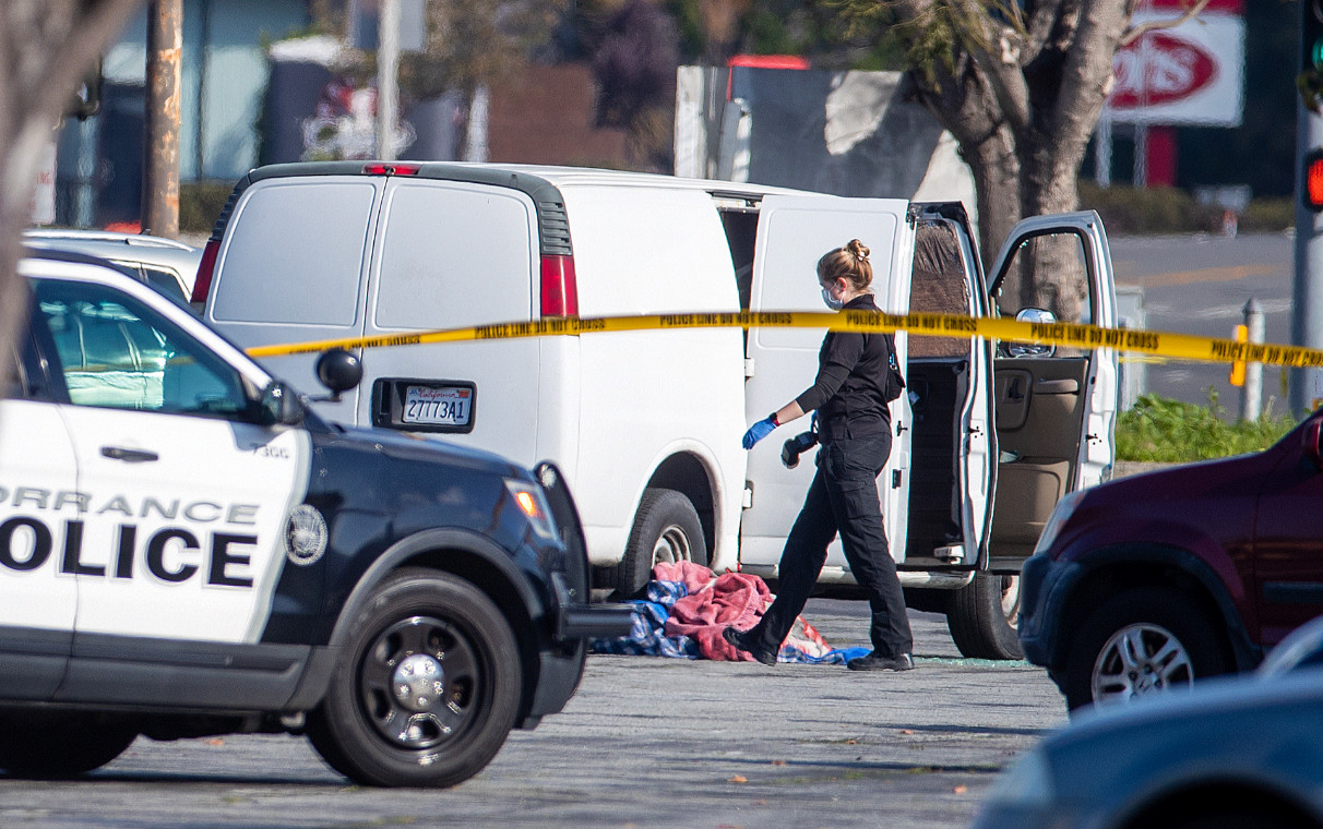 Một nhân viên điều tra hiện trường chiếc xe tải liên quan vụ xả súng ở Monterey Park. Ảnh: Los Angeles Times.