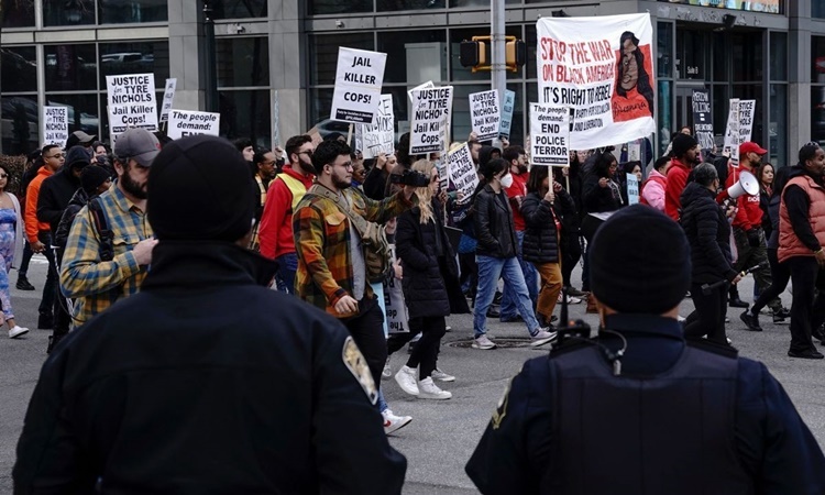 Biểu tình phản đối bạo lực cảnh sát và đòi công lý cho Tyre Nichols ở thành phố Atlanta, Mỹ, hôm 28/1. Ảnh: AFP.