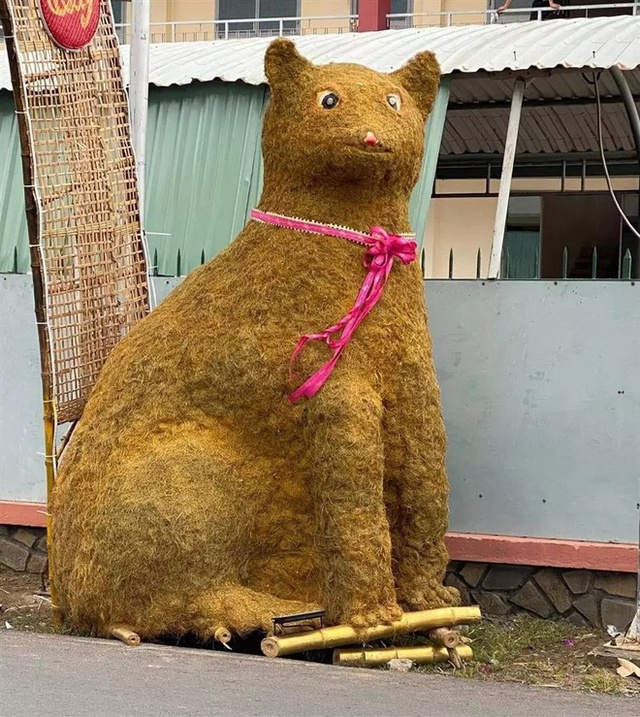 Linh vật mèo Tết Quý Mão ở Tiền Giang gây chú ý vì được làm bằng rơm rạ ép, tạo hình khác lạ.