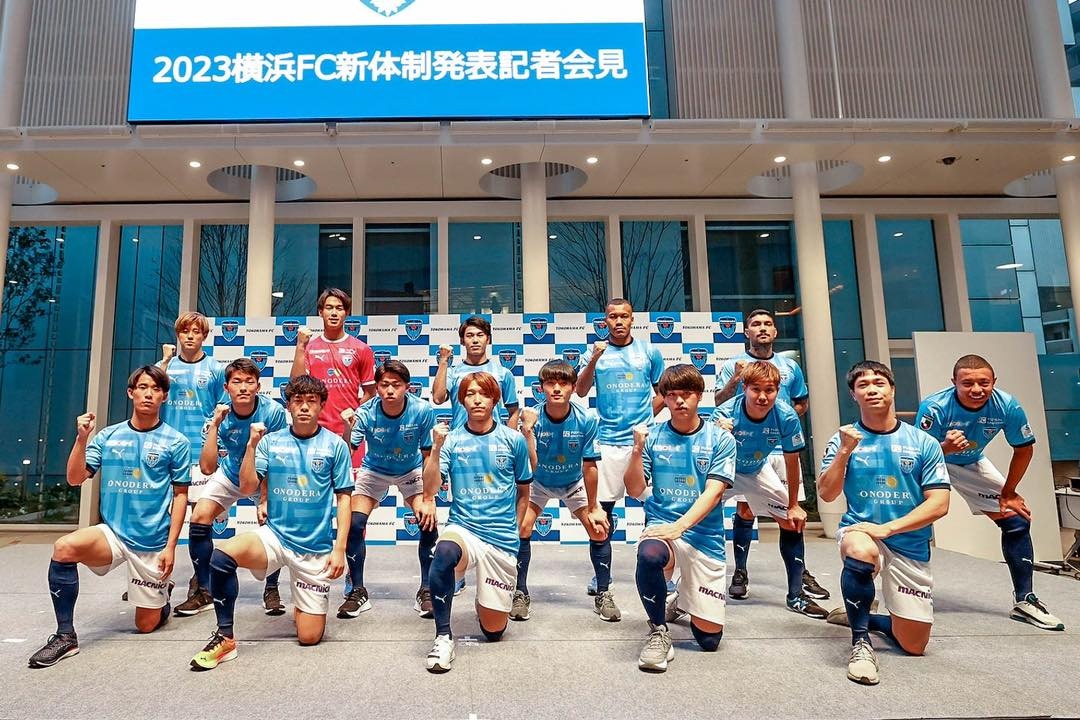 Công Phượng (ngoài cùng hàng đầu tiên bên phải) trong buổi ra mắt CLB mới. Ảnh: Yokohama FC.