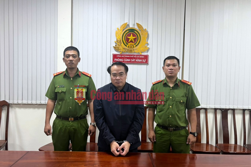 Ông Đặng Việt Hà, Cục trưởng Cục Đăng kiểm Việt Nam bị bắt về tội Nhận hối lộ.