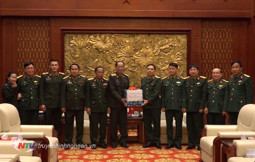 Trung tá Bun Lợt - Bun Phả Văn, Chỉ huy trưởng Bộ Chỉ huy Quân sự tỉnh Khăm Muộn tặng Bộ Tư lệnh Quân khu 4.