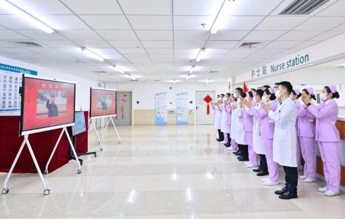 Chủ tịch Trung Quốc Tập Cận Bình trao đổi với nhân viên y tế tại bệnh viện thuộc Đại học Y Cáp Nhĩ Tân, tỉnh Hắc Long Giang qua video trực tuyến. Ảnh - Xinhua