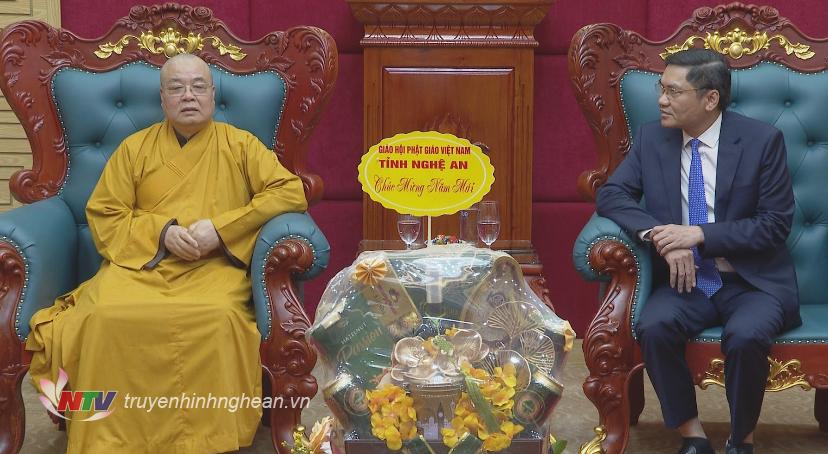 Đồng chí Hoàng Nghĩa Hiếu - Phó Bí thư Tỉnh ủy Nghệ An chúc Tết Ban Trị sự Giáo hội Phật giáo Việt Nam tỉnh Nghệ An. 