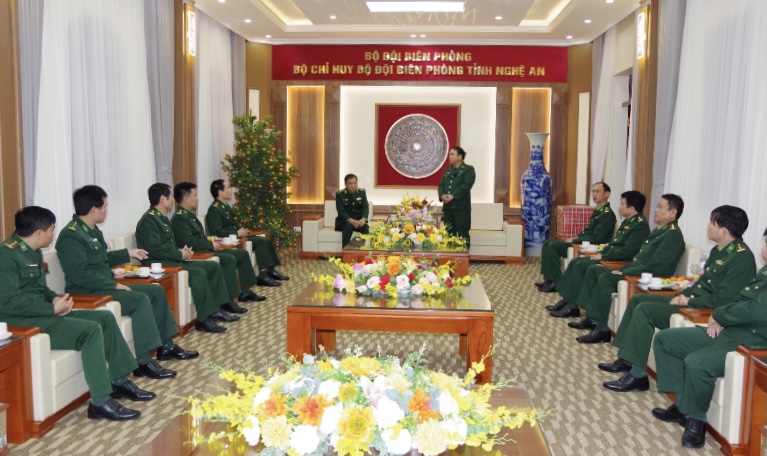 Đại tá Nguyễn Công Lực, Ủy viên Ban chấp hành đảng bộ tỉnh, Chỉ huy trưởng BĐBP Nghệ An báo cáo với đồng chí Phó Tư lệnh và Đoàn công tác.
