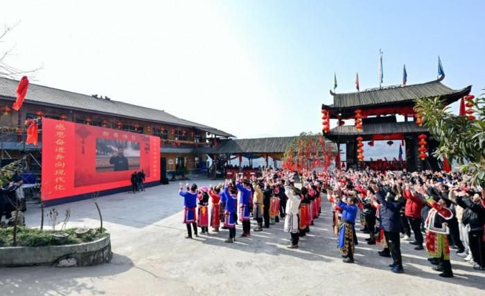 Chủ tịch Trung Quốc Tập Cận Bình chúc tết người dân làng Shiyi, tỉnh Tứ Xuyên. Ảnh - Xinhua