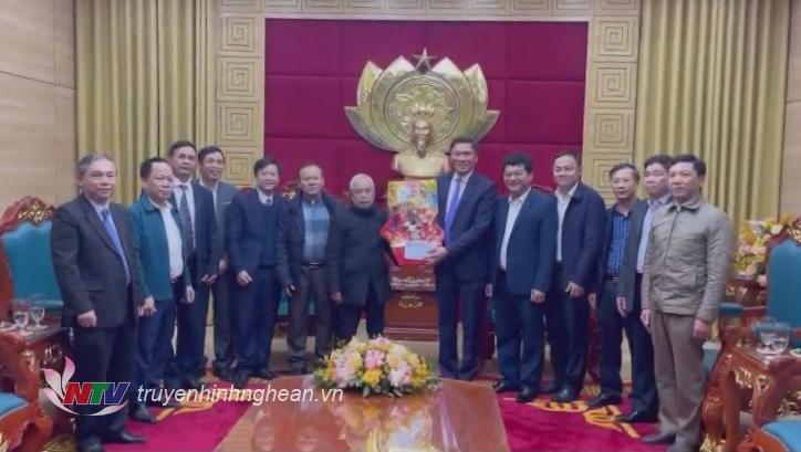 Ủy ban Đoàn kết Công giáo Việt Nam tỉnh tặng quà cho Tỉnh ủy.
