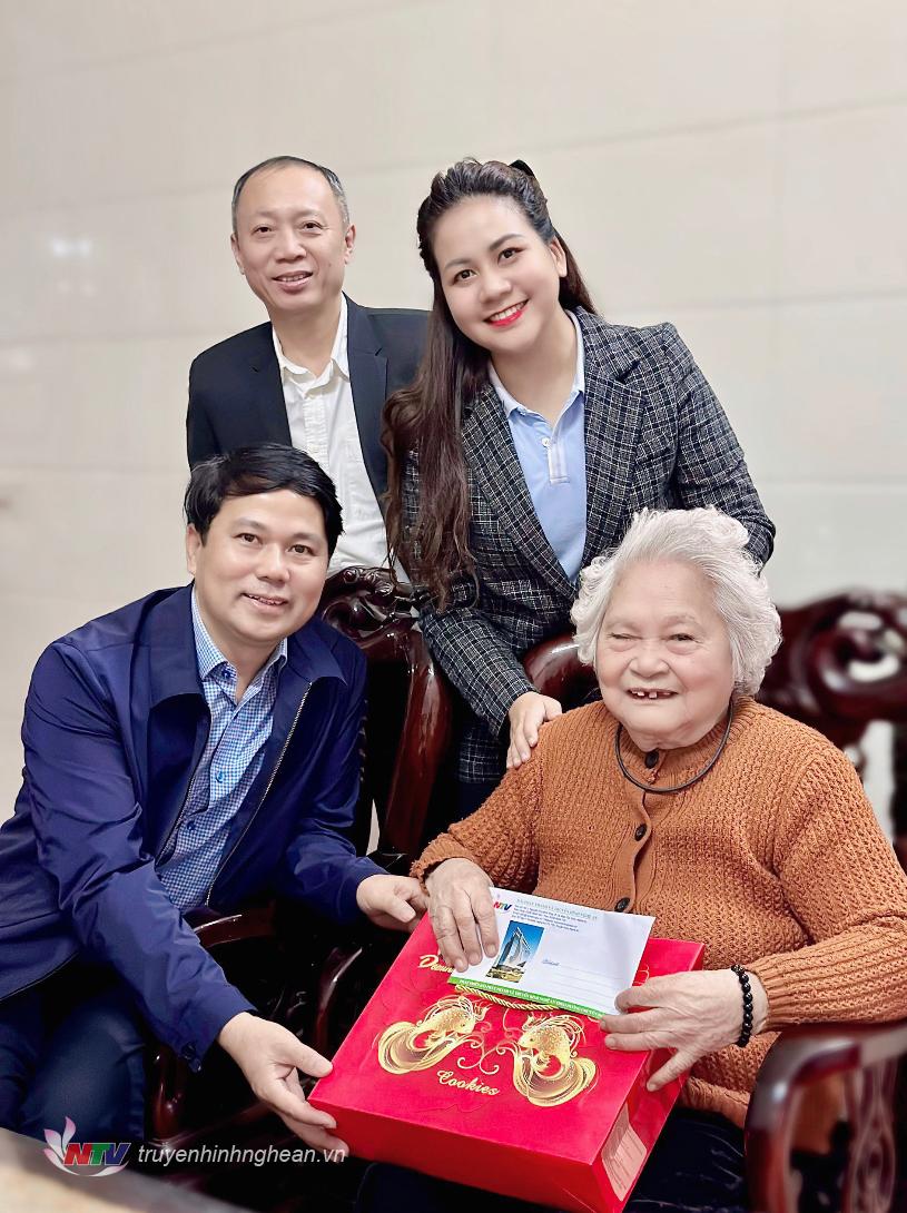 Lãnh đạo Đài PT-TH Nghệ An thăm hỏi, tặng quà Tết Mẹ Việt Nam Anh hùng Nguyễn Thị Kim Oanh, 90 tuổi, ở TP Vinh.