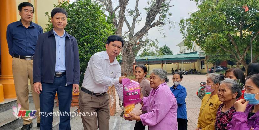 Đài PTTH Nghệ An cùng đại diện doanh nghiệp trao tặng quà Tết cho hộ nghèo, cận nghèo huyện Diễn Châu.