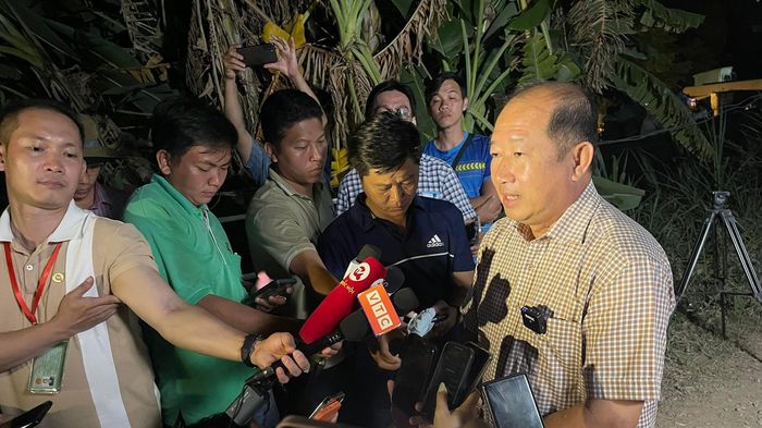 Phó Chủ tịch UBND tỉnh Đồng Tháp Đoàn Tấn Bửu chia sẻ với báo chí về tình hình cứu nạn