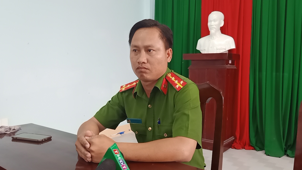 Đại uý Nguyễn Phương Hồng có mặt tại hiện trường cứu hộ bé Nam trong trưa 31/12.