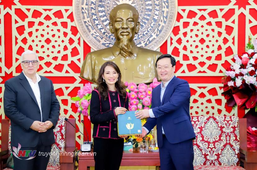 Chủ tịch UBND tỉnh Nguyễn Đức Trung tặng quà cho Chủ tịch HĐQT Tập đoàn WHA. 