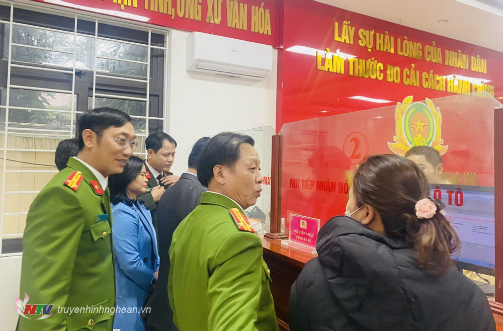 Các đại biểu tham quan Bộ phận một cửa kiểu mẫu công an huyện Anh Sơn.