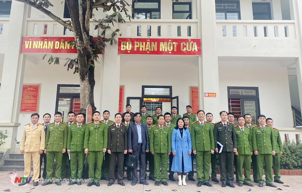 Các đại biểu chụp ảnh lưu niệm tại Bộ phận một cửa kiểu mẫu Công an huyện Anh Sơn.