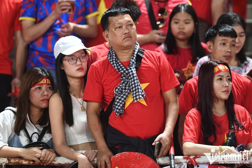 Các CĐV, khán giả Việt Nam ít ỏi trên sân Thammasat tiếc nuối và buồn khi cơ hội vô địch cho tuyển Việt Nam không phải là nhỏ. Đáng tiếc, các học trò của HLV Park đã có một trận thi đấu kém lửa, dưới cơ đối thủ, rất thiếu thuyết phục.