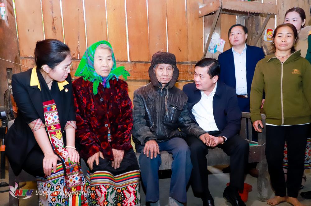 Bí thư Tỉnh ủy Thái Thanh Quý ân cần thăm hỏi sức khỏe, mọi mặt đời sống gia đình ông Vy Văn Xuân Hộ ở bản Chàng Piu, xã Châu Thuận. 