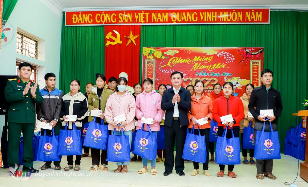 Bí thư Tỉnh ủy Thái Thanh Quý và Đại tá Phan Đại Nghĩa - Chỉ huy trưởng Bộ Chỉ huy quân sự tỉnh trao tặng quà đến các hộ nghèo xã Châu Thuận, huyện Quỳ Châu. 