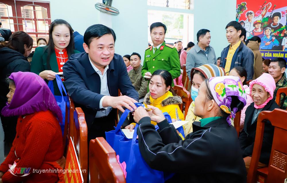 Bí thư Tỉnh ủy trao tặng quà, chúc Tết hộ nghèo xã Châu Thuận, huyện Quỳ Châu.