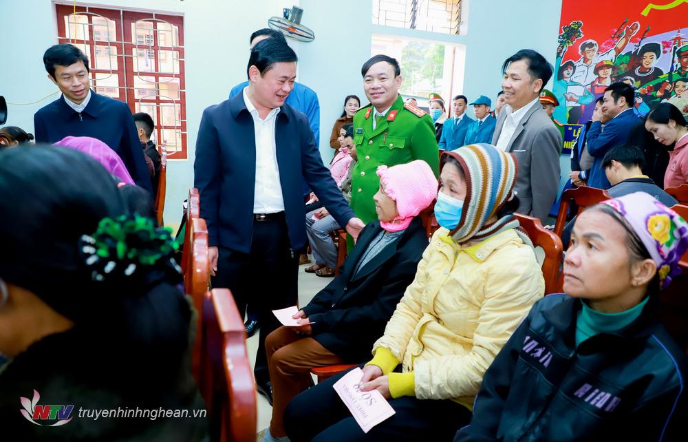 Bí thư Tỉnh ủy Thái Thanh Quý thăm hỏi người dân xã Châu Thuận, huyện Quỳ Châu. 