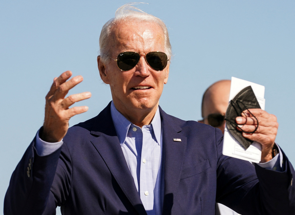 Tổng thống Biden chuẩn bị lên máy bay tại bang Delaware, Mỹ, ngày 8/8/2022. Ảnh: Reuters.