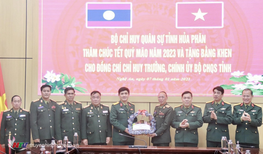 Đại tá Phôn Thong Phanchalonphon – Bí thư Đảng ủy, Chỉ huy trưởng Bộ CHQS tỉnh Hủa Phăn tặng quà chúc Tết Bộ CHQS tỉnh Nghệ An. 