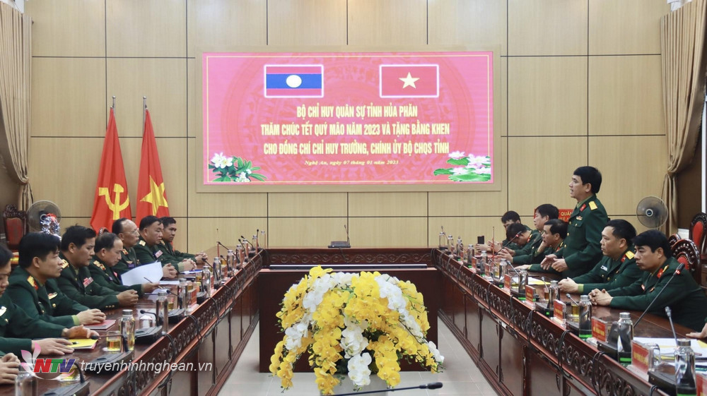 Đoàn công tác của tỉnh Hủa Phăn (Lào) và Bộ CHQS tỉnh Nghệ An thông báo tình hình phát triển kinh tế - xã hội và công tác xây dựng lực lượng vũ trang của hai tỉnh. 