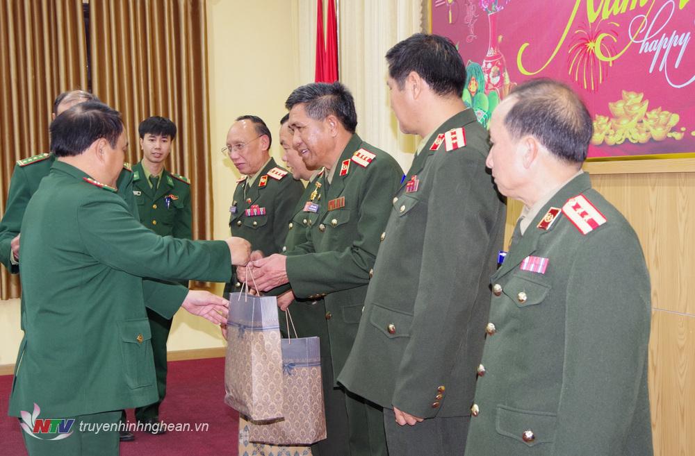 Đại tá Nguyễn Công Lực, Chỉ huy trưởng BĐBP Nghệ An tặng quà cho đoàn đại biểu.