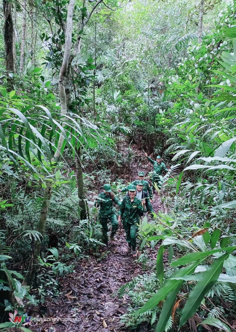  Đoàn công tác trải qua quãng đường rất khó khăn, cheo leo trong rừng rậm mới tới được chốt tiền tiêu 390, thuộc Đồn Biên phòng Mỹ Lý, BĐBP Nghệ An.