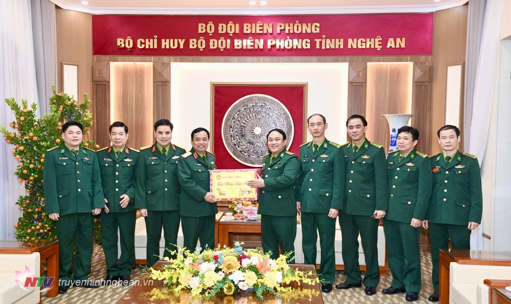 Đoàn công tác Bộ Tư lệnh Quân khu 4 tặng quà chúc Tết cán bộ chiến sỹ BĐBP Nghệ An.
