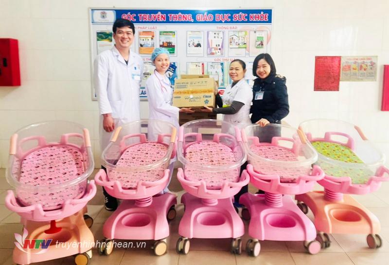 Bệnh viện Nhi TW tặng quà cho Trung tâm Y tế Nghĩa Đàn