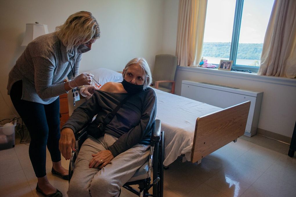 Người cao tuổi tại một viện dưỡng lão ở Bronx, Mỹ, được tiêm liều tăng cường vaccine Covid-19. Ảnh: NYT
