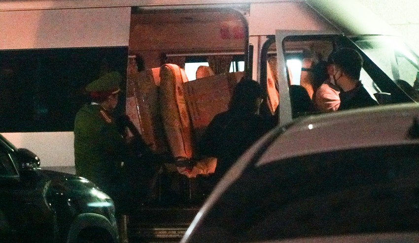 Khoảng 23 giờ 37, hai chiếc xe 16 chỗ được điều động tới trước sảnh của trụ sở Cục Đăng Kiểm Việt Nam, công an đã vận chuyển nhiều thùng tài liệu lên xe.