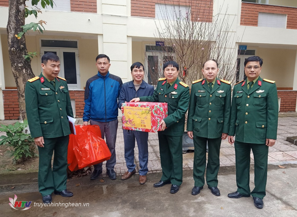 Đoàn công tác Cục Hậu cần tặng quà cho Trung tâm Điều dương Thương binh tỉnh Nghệ An.