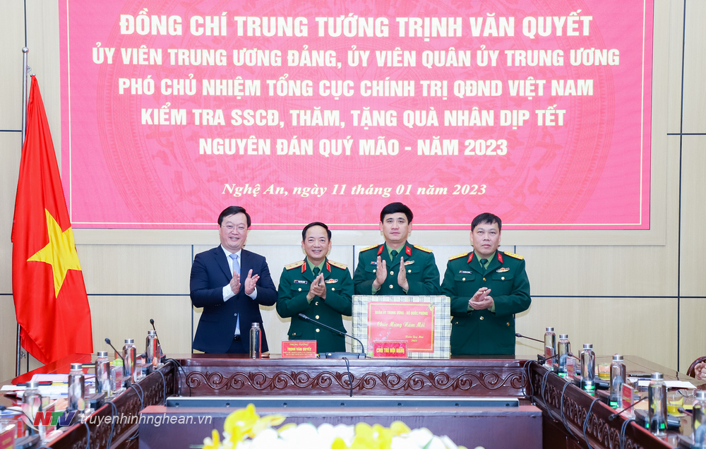 Trung tướng Trịnh Văn Quyết - Phó Chủ nhiệm Tổng cục Chính trị Quân đội nhân dân tặng quà Tết cho Bộ Chỉ huy Quân sự tỉnh.
