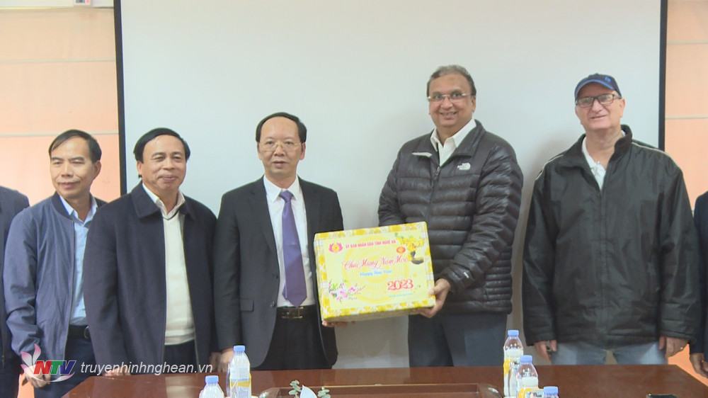 Phó Chủ tịch UBND tỉnh Bùi Thanh An và đoàn công tác tặng quà chúc Tết lãnh đạo, cán bộ, nhân viên, công nhân Công ty cổ phần Thực phẩm sữa TH. 