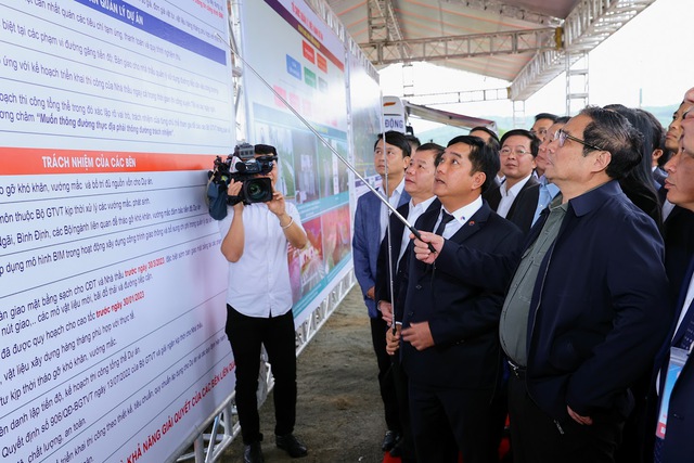 Thủ tướng Phạm Minh Chính nghe báo cáo về một số nội dung cơ bản của 12 dự án thành phần đường cao tốc Bắc – Nam giai đoạn 2.