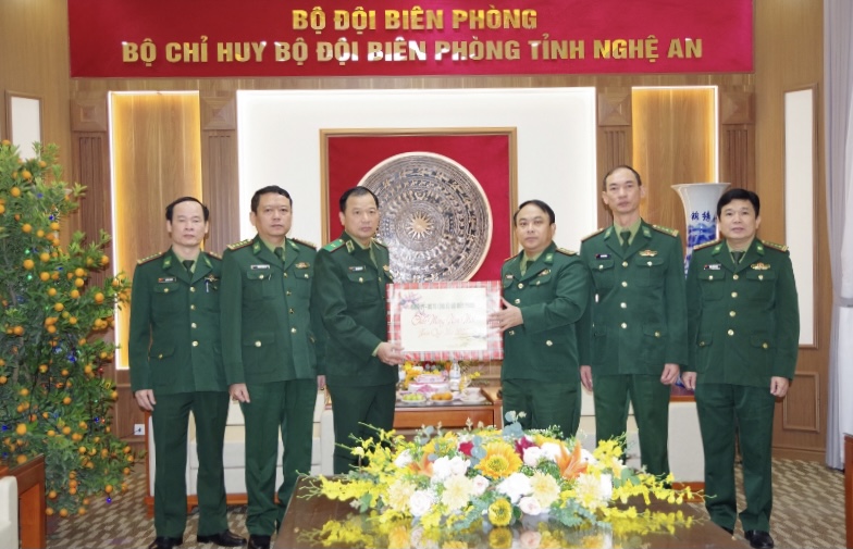 Thiếu tướng Lê Văn Phúc tặng quà chúc tết BĐBP Nghệ An