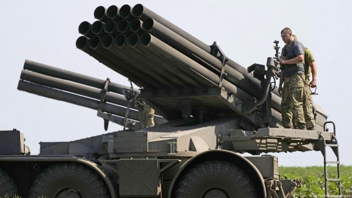 Phương Tây tăng cường vận chuyển vũ khí cho Ukraine. (Ảnh: DW)