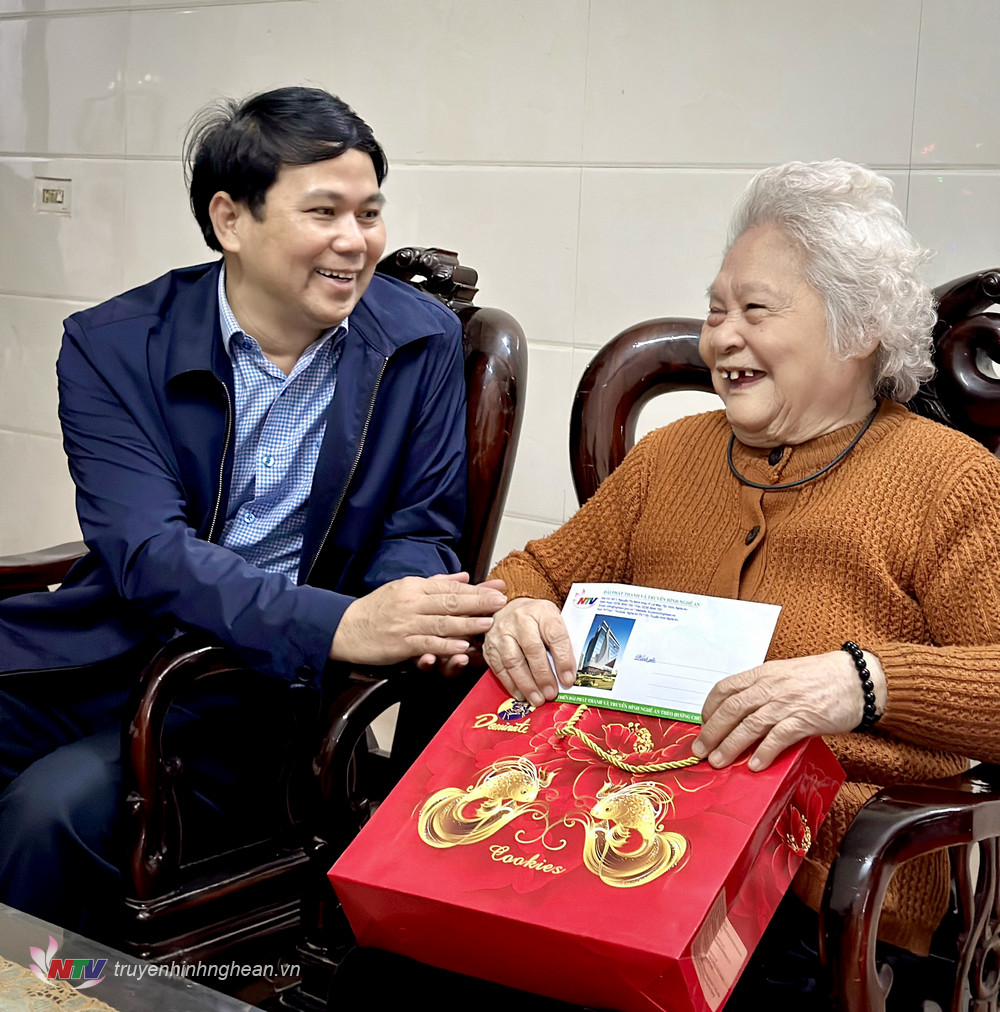 Đồng chí Phan Văn Thắng - Phó Giám đốc Đài PT-TH Nghệ An ân cần thăm hỏi sức khoẻ của các Mẹ Việt Nam anh hùng.